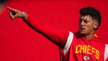 KANSAS CITY, MO - AUGUST 25: Patrick Mahomes #15 of the Kansas City Chiefs points toward the goal post prior to the preseason game between against the Green Bay Packers at Arrowhead Stadium on August 25, 2022 in Kansas City, Missouri.   Jason Hanna/Getty Images/AFP
== FOR NEWSPAPERS, INTERNET, TELCOS & TELEVISION USE ONLY ==