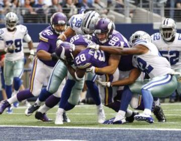 Minnesota Vikings-Dallas Cowboys. Adrian Peterson (28) con el balón.
