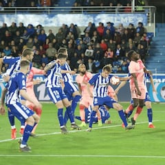 Cordero Vega señaló fuera de juego de Umtiti y tras ver el VAR decretó penalti por mano de Pina