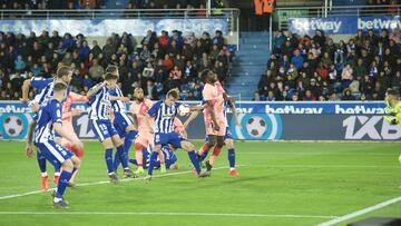 Cordero Vega señaló penalti por mano de Tomás Pina.