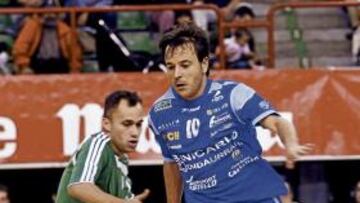 <b>SUPERADO. </b>Tete dribla a Marquinho en el último partido de Liga.