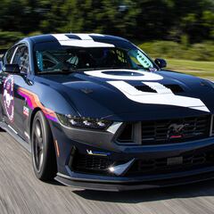 Ford Mustang Dark Horse R: el muscle car convertido en auto de carreras