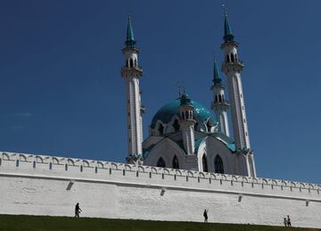 Turistas caminan frente a la mezquita de Qolsarif, que se encuentra dentro del Kremlin, el cual es Patrimonio de la Humanidad.