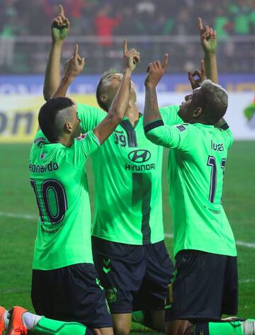 Jeonbuk Hyundai Motors' Leonardo Rodrigues Pereira (L) celebrates his 2nd goal with teammates.