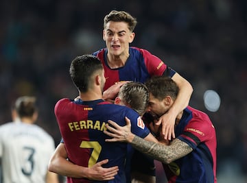 Dani Olmo del FC Barcelona (en medio) celebra con sus compa?eros el segundo gol de su equipo tras un penalti repetido durante el partido de la jornada 27 entre el FC Barcelona y el CA Osasuna en el Estadio Ol赤mpico Lluis Companys, el 27 de marzo de 2025. El partido acab車 3-0.