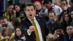 El técnico griego del Fenerbahce, Dimitris Itoudis, durante el encuentro correspondiente a la fase regular de la Euroliga que disputan hoy viernes frente al Barcça en el Palau Blaugrana, en Barcelona.