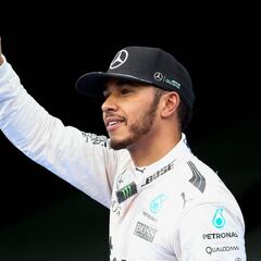 Hamilton blazes to pole and sets new lap record at Sepang