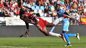 Sekou, delantero del Almer&iacute;a, rematando a porter&iacute;a durante un partido de esta temporada.