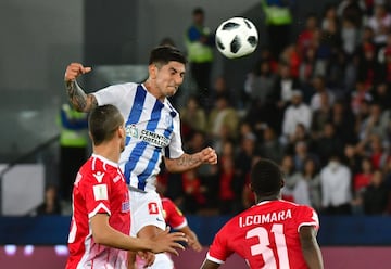 CF Pachuca's Mexican midfielder Victor Guzman heads the ball and scores against Wydad Casablanca during their FIFA Club World Cup quarter-final match Zayed Sports City Stadium in the Emirati capital Abu Dhabi on December 9, 2017. / AFP PHOTO / GIUSEPPE CACACE