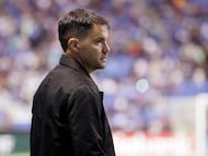 MEX9575. PUEBLA (MÉXICO), 14/04/2026.- El entrenador de Cruz Azul, Nicolás Larcamón, reacciona este martes, en un partido por los cuartos de final de la Copa de Campeones de la Concacaf entre Cruz Azul y LAFC en el estadio Cuauhtémoc en Puebla (México). EFE/Hilda Ríos