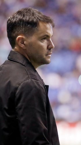 MEX9575. PUEBLA (MÉXICO), 14/04/2026.- El entrenador de Cruz Azul, Nicolás Larcamón, reacciona este martes, en un partido por los cuartos de final de la Copa de Campeones de la Concacaf entre Cruz Azul y LAFC en el estadio Cuauhtémoc en Puebla (México). EFE/Hilda Ríos
