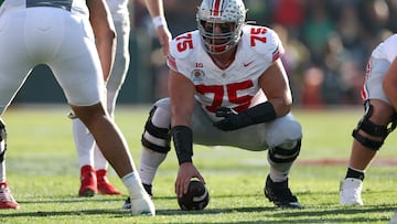 PASADENA, CALIFORNIA - JANUARY 01: Carson Hinzman #75 of the Ohio State Buckeyes lines up on the line of scrimmage during the Rose Bowl game against the Oregon Ducks at theRose Bowl Stadium on January 01, 2025 in Pasadena, California. Sean M. Haffey/Getty Images/AFP (Photo by Sean M. Haffey / GETTY IMAGES NORTH AMERICA / Getty Images via AFP)