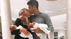 &Aacute;lvaro Morata y Alice Campello bes&aacute;ndose y con sus hijos reci&eacute;n nacidos en brazos en su casa de Londres el 13 de agosto de 2018