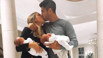 Álvaro Morata y Alice Campello besándose y con sus hijos recién nacidos en brazos en su casa de Londres el 13 de agosto de 2018