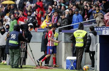 Munuera Montero expulsa a Diego Costa por segunda amarilla tras la celebración con la grada del 2-0.