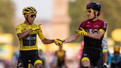 Egan Bernal y Geraint Thomas se felicitan en la meta de París.