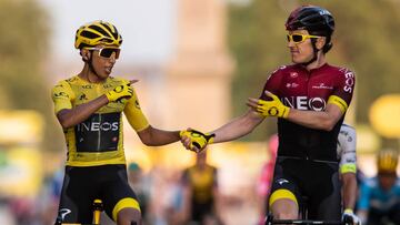 Egan Bernal y Geraint Thomas se felicitan en la meta de París.