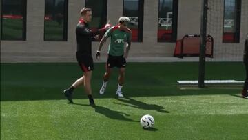 Luis Díaz intenta hacer el gol imposible... Szoboszlai le gana