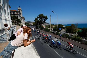 Los espectadores observan el recorrido del grupo por la ciudad costera de Imperia durante la 13.ª etapa de la carrera ciclista Giro d'Italia 2022, 150 kilómetros de San Remo a Cuneo.