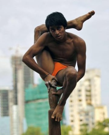 Mallakhamba es un deporte tradicional indio en el que el gimnasta realiza ejercicios, acrobacias, equilibrios... y todo sin bajarse de un poste de madera. 