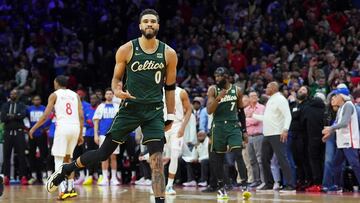 Jayson Tatum, alero de Boston Celtics, celebra el triple de la victoria frente a Philadelphia 76ers.