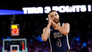 Paris (France), 10/08/2024.- Stephen Curry of USA celebrates scoring during the Men Gold Medal game France vs USA of the Basketball competitions in the Paris 2024 Olympic Games, at the South Paris Arena in Paris, France, 10 August 2024. (Baloncesto, Francia) EFE/EPA/CAROLINE BREHMAN