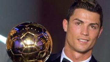 Cristiano con el galardón en la gala del año pasado.
