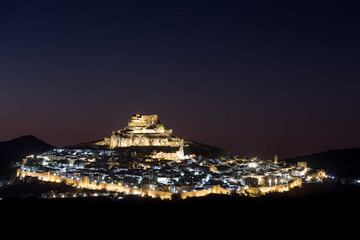 Morella tiene innumerables razones para ser visitada. Todas las civilizaciones -íberos, celtas, griegos, romanos, cartagineses y árabes- han dejado huellas a su paso por la capital de la comarca de Els Ports, donde se han encontrado, además, restos neolíticos, de la Edad del Bronce. La ciudad se erigió a los pies de su castillo y rodeada por una recia muralla. Su privilegiado enclave, sus calles porticadas, sus casas solariegas, sus mágicos rincones y un rico patrimonio cultural son algunos de los motivos que la han hecho merecedora de la declaración de Conjunto Histórico Artístico. Estas tierras estuvieron habitadas hace unos 60 millones de años por los grandes dinosaurios, ahora aspira a convertirse en Patrimonio de la Humanidad.