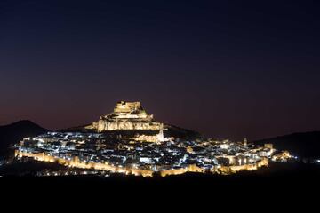 Morella tiene innumerables razones para ser visitada. Todas las civilizaciones -íberos, celtas, griegos, romanos, cartagineses y árabes- han dejado huellas a su paso por la capital de la comarca de Els Ports, donde se han encontrado, además, restos neolíticos, de la Edad del Bronce. La ciudad se erigió a los pies de su castillo y rodeada por una recia muralla. Su privilegiado enclave, sus calles porticadas, sus casas solariegas, sus mágicos rincones y un rico patrimonio cultural son algunos de los motivos que la han hecho merecedora de la declaración de Conjunto Histórico Artístico. Estas tierras estuvieron habitadas hace unos 60 millones de años por los grandes dinosaurios, ahora aspira a convertirse en Patrimonio de la Humanidad. 