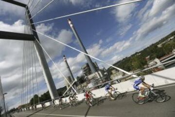 El pelotón sale de la localidad asturiana de Avilés en el comienzo de la vigésima etapa de la Vuelta Ciclista a España, la cual sale de la citada localidad y terminará en el Alto de L´Angliru, con un recorrido de 142,2kms