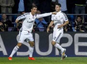 El portugués del Real Madrid Cristiano Ronaldo (i) celebra su gol, segundo del equipo, junto a su compañero James Rodrígez, durante la final de la Supercopa de Europa que enfrenta esta noche al Real Madrid y al Sevilla CF en el Cardiff City Stadium de Cardiff (Gales).