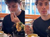 Influencer italiano prueba un plato típico chileno y su reacción ya es viral: “No tiene sentido”