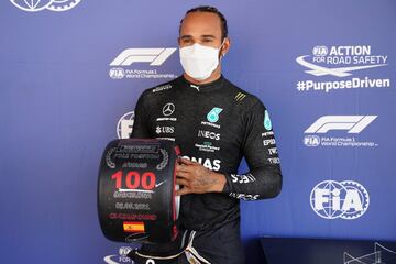 Desde que super¨® a Schumacher en Italia 2017, el brit¨¢nico es el aut¨¦ntico rey de las poles y lidera en la mayor¨ªa de los apartados de la estad¨ªstica. Algunos: es el que m¨¢s temporadas ha conseguido al menos una pole (desde que debut¨® en 2007 nunca ha fallado); el que m¨¢s, con un equipo (74 con Mercedes) y un motor (todas con Mercedes); el que m¨¢s, junto a Senna y Schumacher, en un mismo circuito (ocho en Melbourne); el que m¨¢s en grandes premios diferentes (28); o el que m¨¢s en casa (siete en Silverstone). Y lo que le queda¡