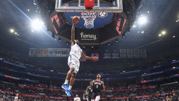 LOS ANGELES, CA - JANUARY 15: Kawhi Leonard #2 of the LA Clippers drives to the basket during the game against the Houston Rockets on January 15, 2023 at Crypto.Com Arena in Los Angeles, California. NOTE TO : expressly acknowledges and agrees that, by ing and/or using this Photograph, is consenting to the and conditions of the Getty Images License Agreement. Mandatory Copyright Notice: Copyright 2023 NBAE (Photo by Adam Pantozzi/NBAE via Getty Images)