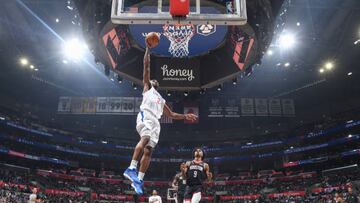 LOS ANGELES, CA - JANUARY 15:  Kawhi Leonard #2 of the LA Clippers drives to the basket during the game against the Houston Rockets on January 15, 2023 at Crypto.Com Arena in Los Angeles, California. NOTE TO USER: User expressly acknowledges and agrees that, by downloading and/or using this Photograph, user is consenting to the terms and conditions of the Getty Images License Agreement. Mandatory Copyright Notice: Copyright 2023 NBAE (Photo by Adam Pantozzi/NBAE via Getty Images)