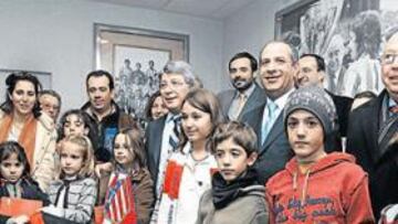<b>FOTO DE FAMILIA. </b>Cerezo y Albarracín flanquean al embajador Al Lozi (corbata azul). Al fondo, Suanzes (con barba y corbata dorada). La bandera jordana presidió el acto.