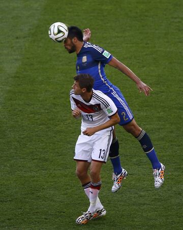 Thomas Mueller y Ezequiel Garay.