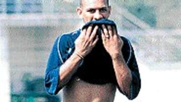 <B>AL MARGEN</B>. Djalminha trabaja al margen para superar su ansiedad.