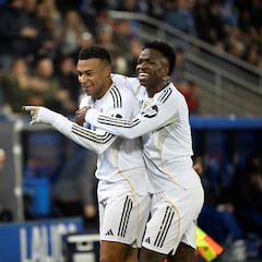 Vini le lanza un cable a Xabi