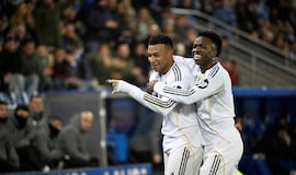 Vini le lanza un cable a Xabi