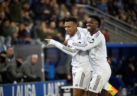 Vini le lanza un cable a Xabi