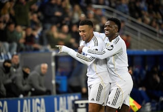 Vini le lanza un cable a Xabi