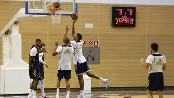 Thompkins, en el entrenamiento del mi&eacute;rcoles 6 de noviembre, rodeado por Llull, Randolph, Tavares y Campazzo.