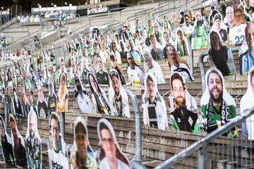 Imágenes de aficionados del Borussia Monchengladbach llenan las gradas del Borussia Park. Los seguidores del club alemán apoyan a su equipo comprando estos cartelones con sus caras y que permanecerán en el estadio hasta que vuelvan los partidos al estadio.
