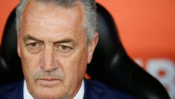 AME225. CURITIBA (BRASIL), 24/07/2019.- El técnico de Boca Juniors, Gustavo Alfaro, reacciona este miércoles, durante un partido de la Copa Libertadores 2019, entre el Athlético Paranaense brasileño y el Boca Juniors argentino, en el estadio Arena da Baixada, Curitiba (Brasil). EFE/ Hedeson Alves