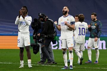 Los jugadores del Real Madrid celebraron la clasificación tras finalizar el partido. En la imagen, Eduardo Camavinga y Karim Benzema.