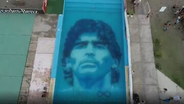 La impresionante imagen de Maradona en una piscina