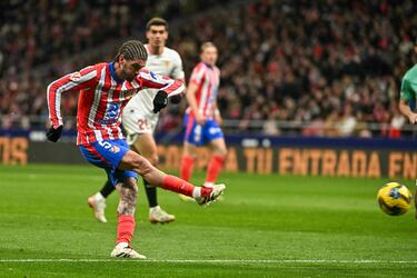 1-0. Pierde el balón el Sevilla en la inmediaciones de su área, el esférico le llega a Rodrigo De Paul y suelta un misil con la derecha, cruzado y al palo largo, del guardameta sevillista, Álvaro Fernández. Imparable.