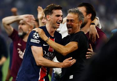 Los jugadores del Paris Saint-Germain celebran la victoria tras ganar la final de la UEFA Champions League entre el Paris Saint-Germain.