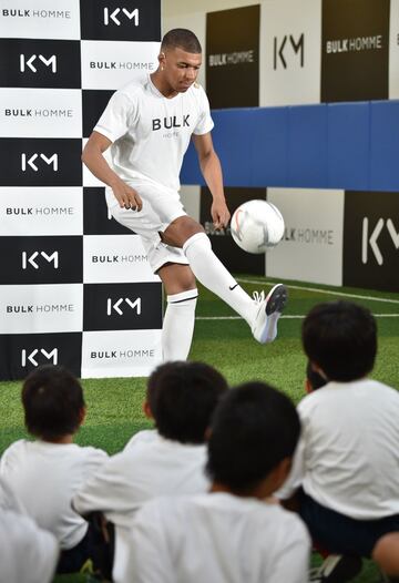 El delantero del París Saint-Germain Kylian Mbappé se encuentra en la capital japonesa por motivos publicitarios donde ha disfrutado con niños del Fútbol Sala.
